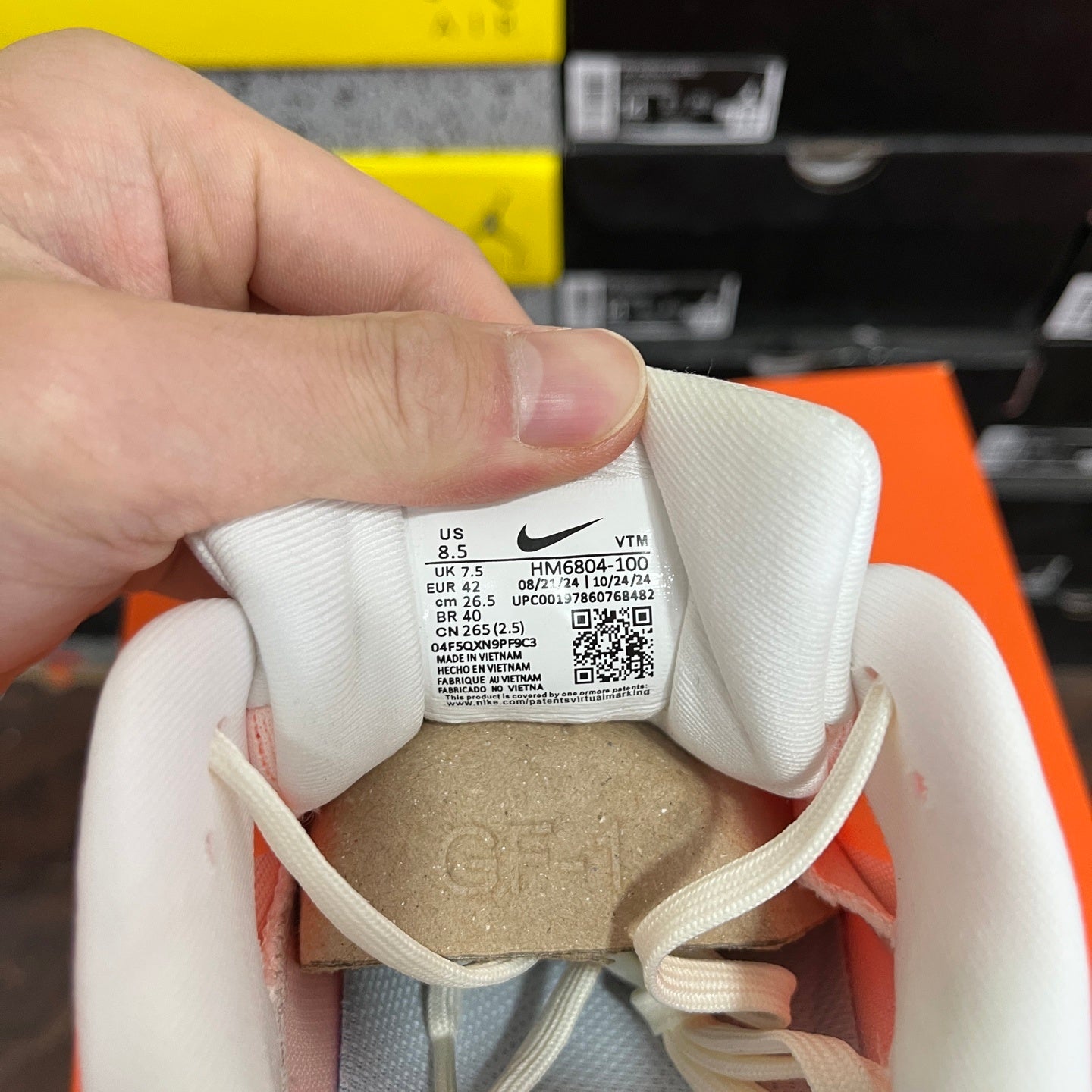 Air Zoom Vomero 18 Sail Bright Crimson Laser Orange