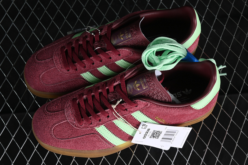 Gazelle indoor shadow red