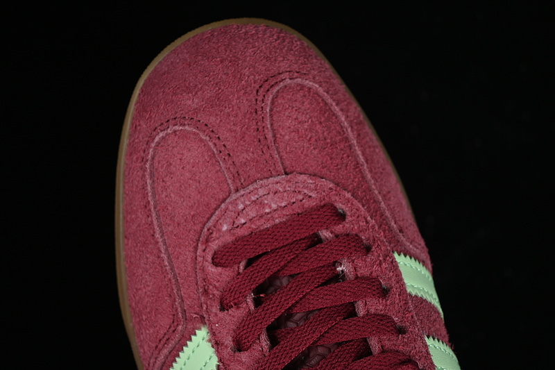Gazelle indoor shadow red