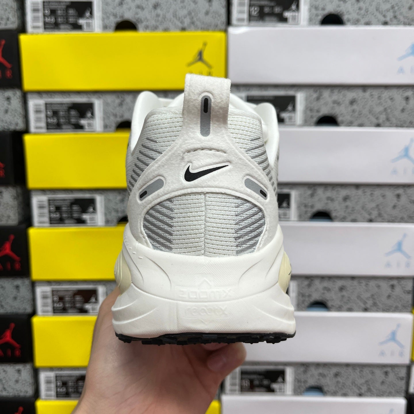 Air Zoom Vomero 18 Coconut Milk