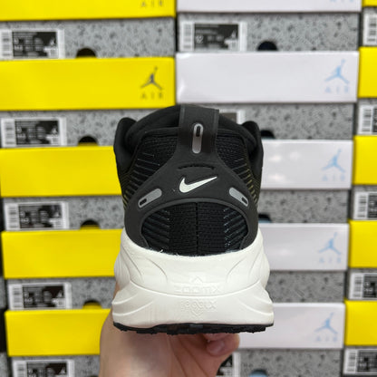 Air Zoom Vomero 18 Black and White