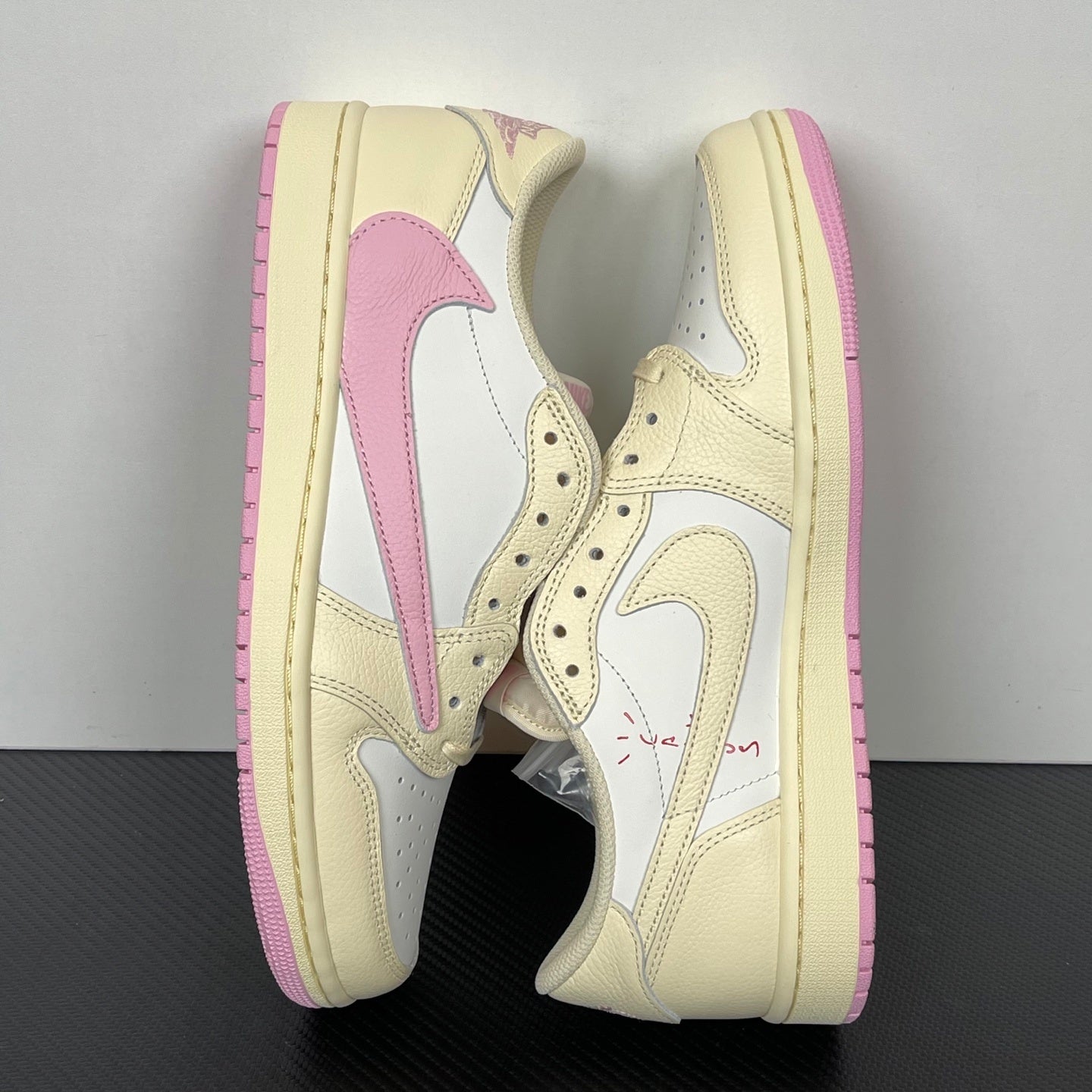 Air Jordan 1 Retro Low OG SP Travis Scott Shy Pink