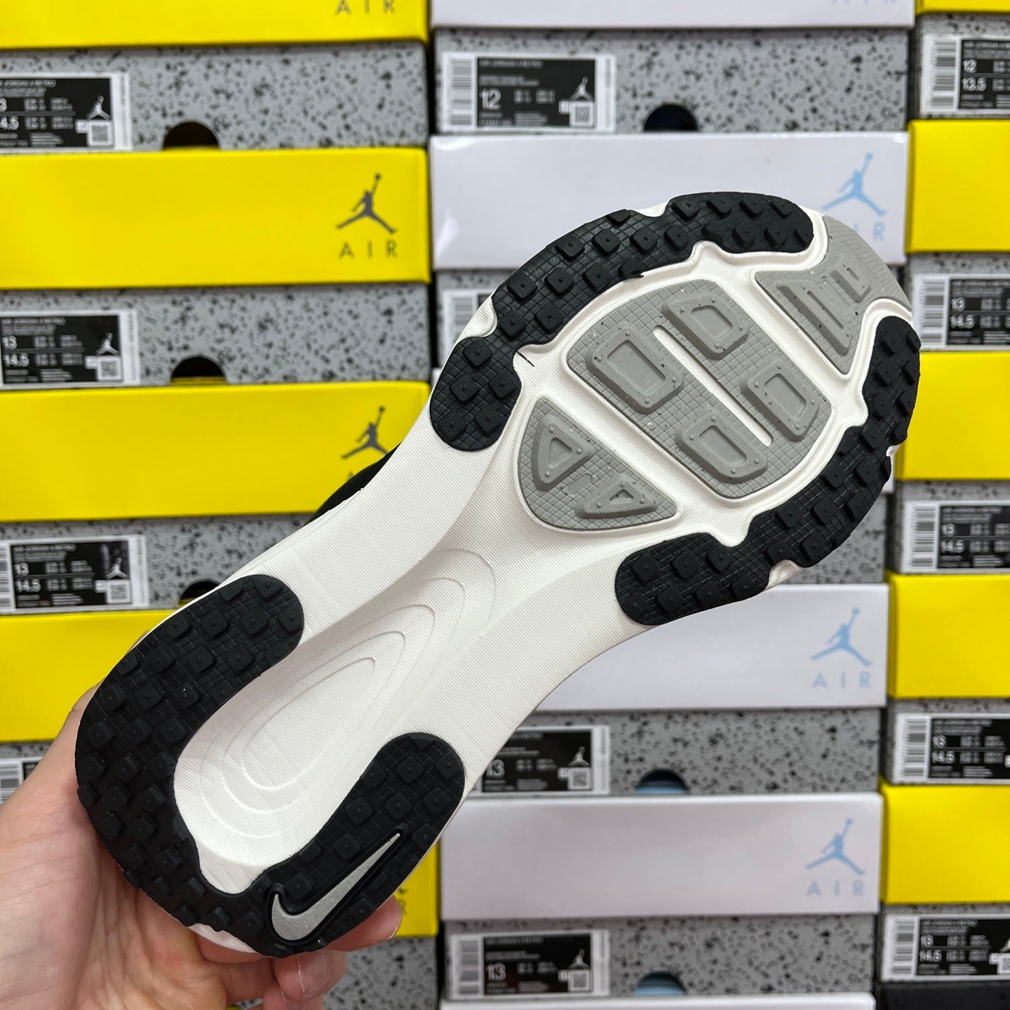 Air Zoom Vomero 18 Black and White