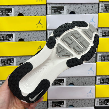 Air Zoom Vomero 18 Black and White