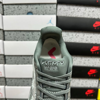 Nike Vomero Premium QS Fleur De-Lis Geyser Grey