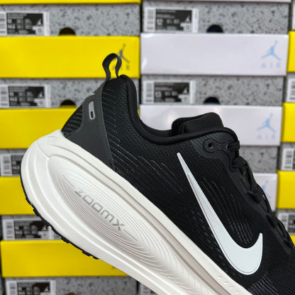 Air Zoom Vomero 18 Black and White
